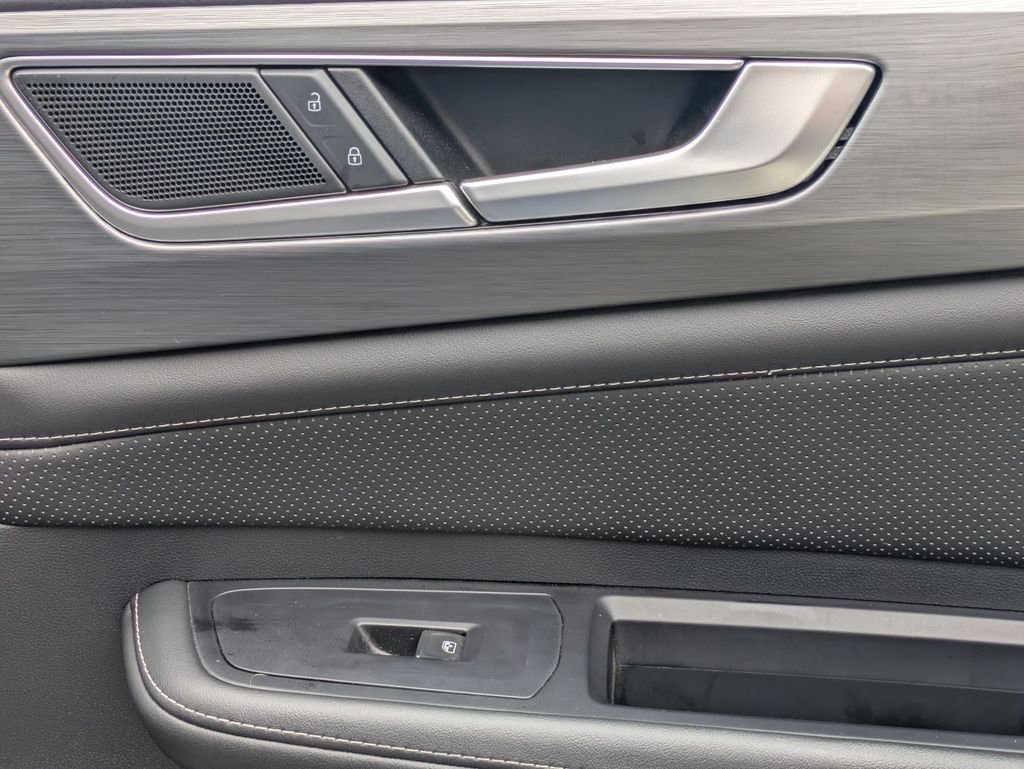 Used 2025 Volkswagen Atlas Cross Sport SE FWD image 32