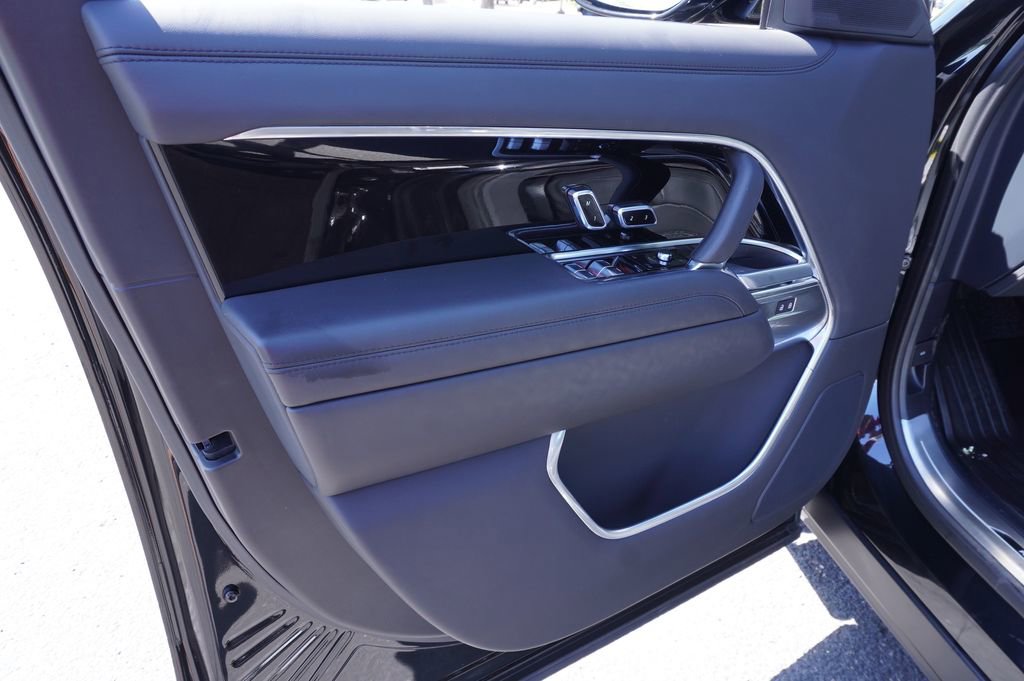 Used 2025 Land Rover Range Rover Long Wheelbase SE image 16