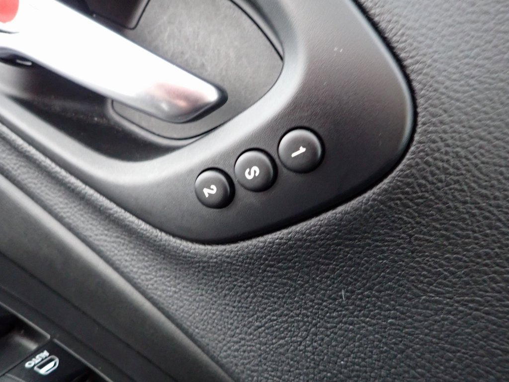 Used 2019 Jeep Cherokee Limited w/ Technology Group image 2