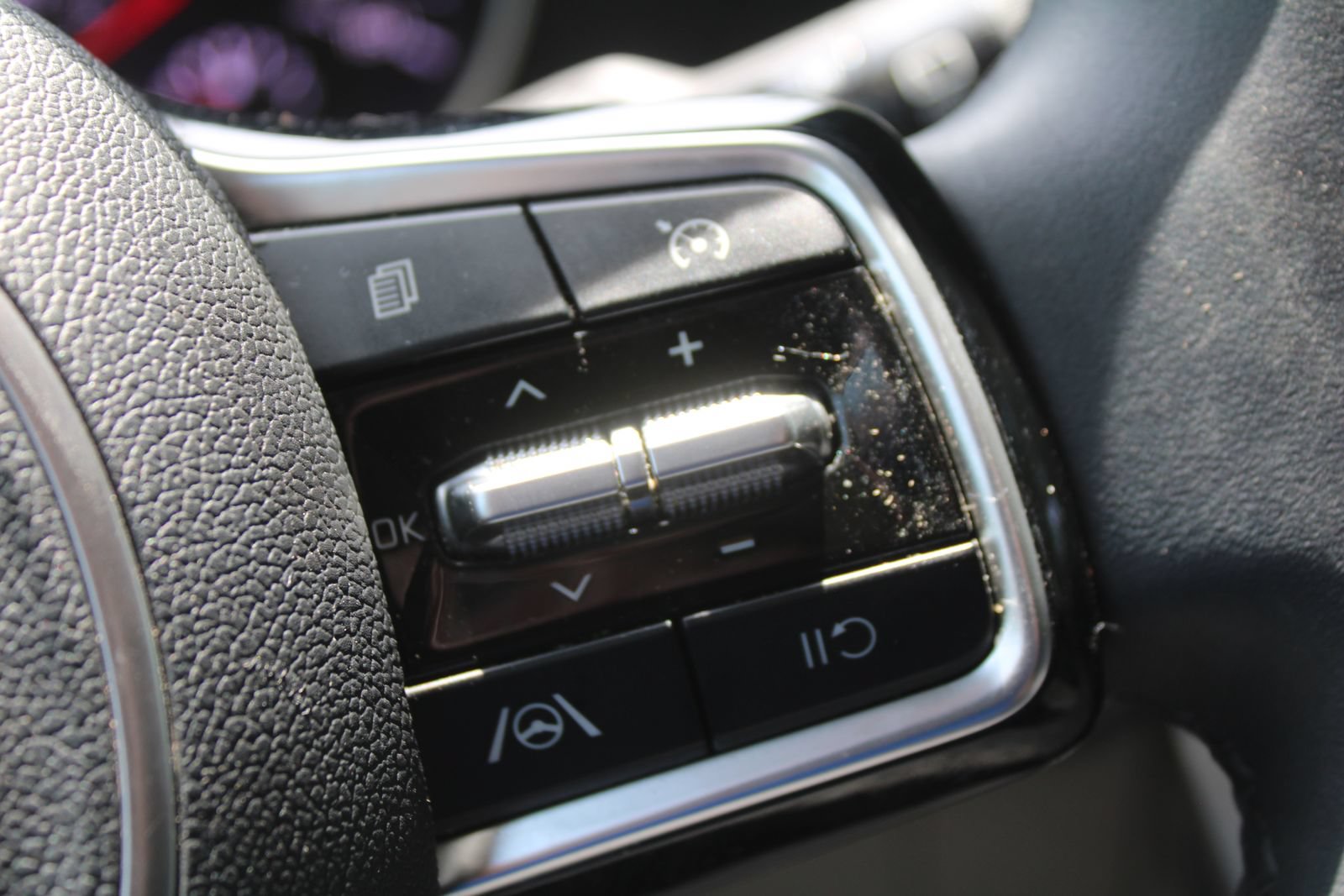 Used 2024 Kia Carnival LX FWD image 36