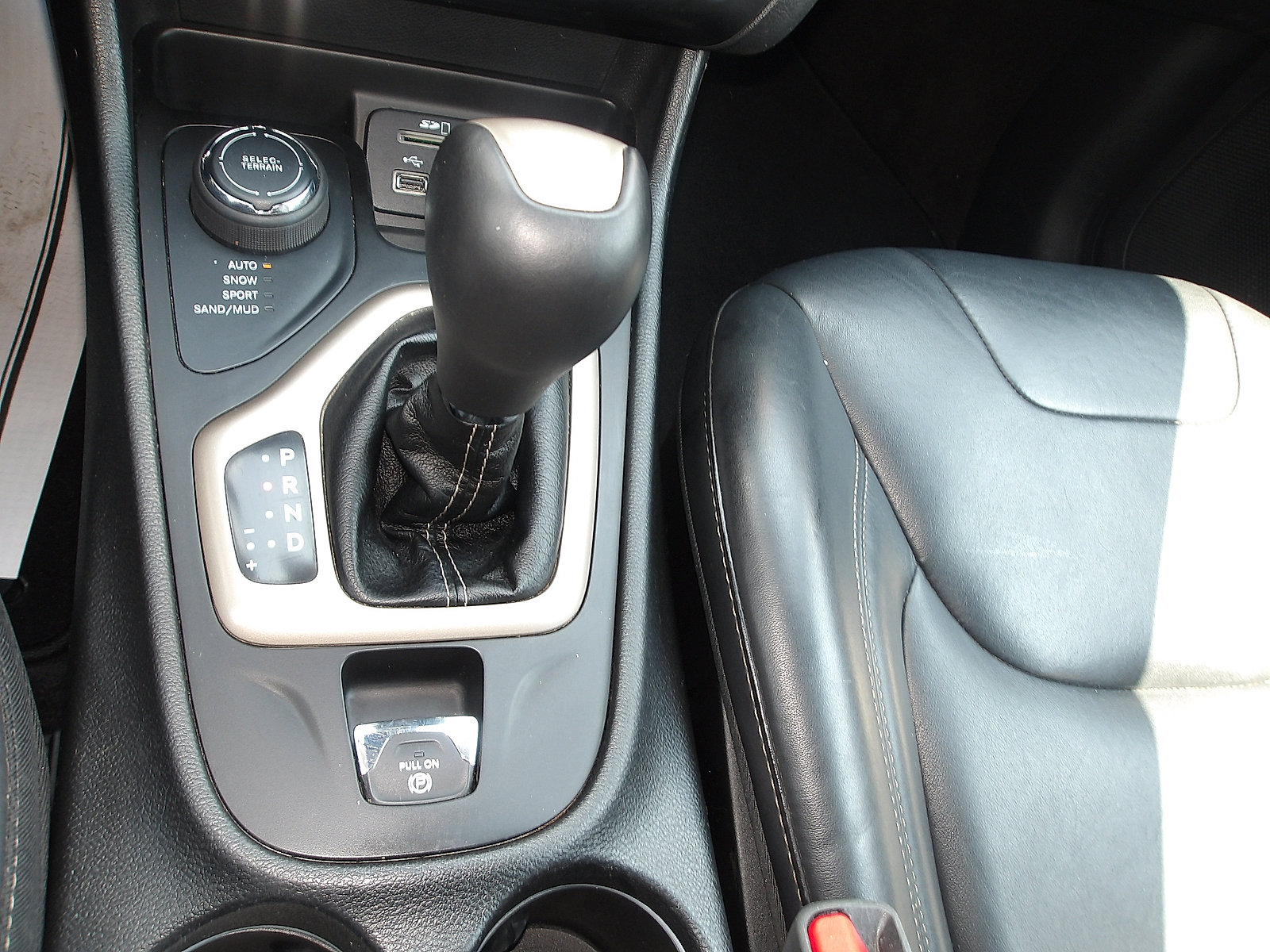 Used 2017 Jeep Cherokee Limited AWD/4WD image 21