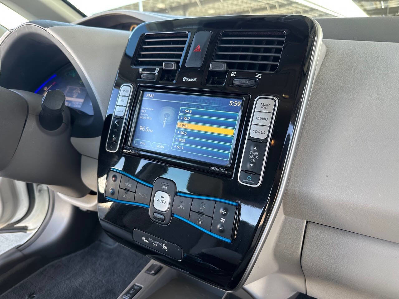 Used 2013 Nissan Leaf SV FWD image 18