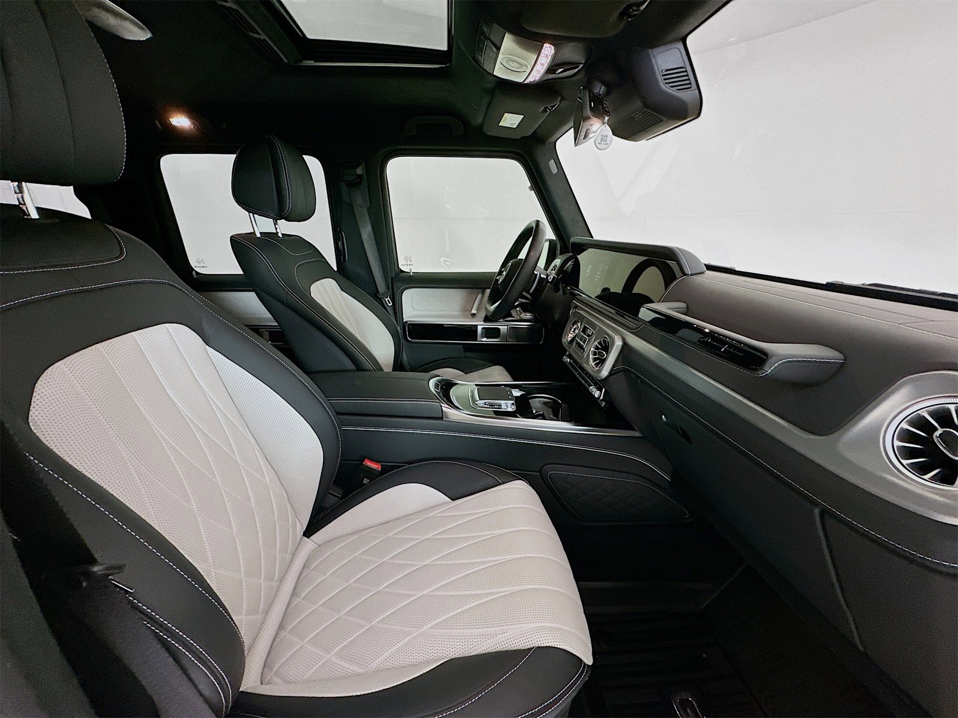 Used 2025 Mercedes-Benz G 550 G 550 image 31