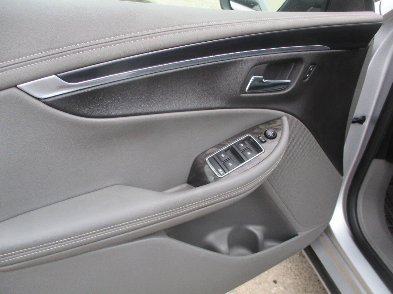 Used 2014 Chevrolet Impala LT w/ Convenience Package FWD image 12