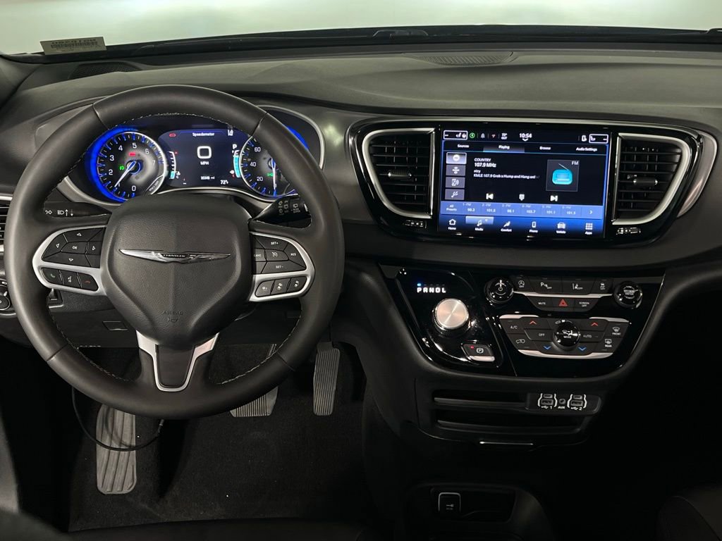 Used 2025 Chrysler Pacifica Select image 13