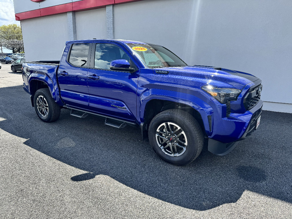 Used 2025 Toyota Tacoma TRD Sport AWD/4WD image 4