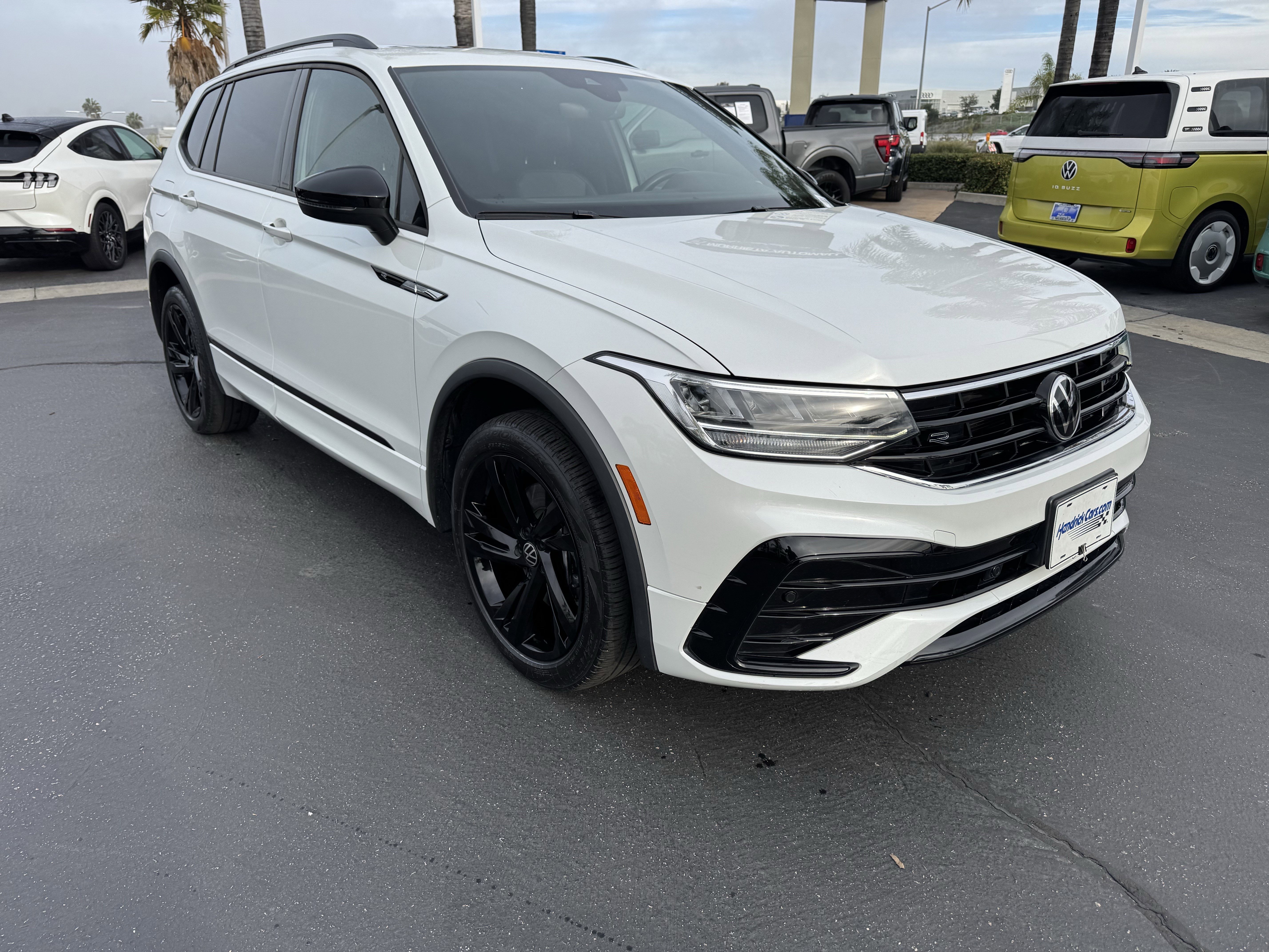 Used 2023 Volkswagen Tiguan SE R-Line image 2