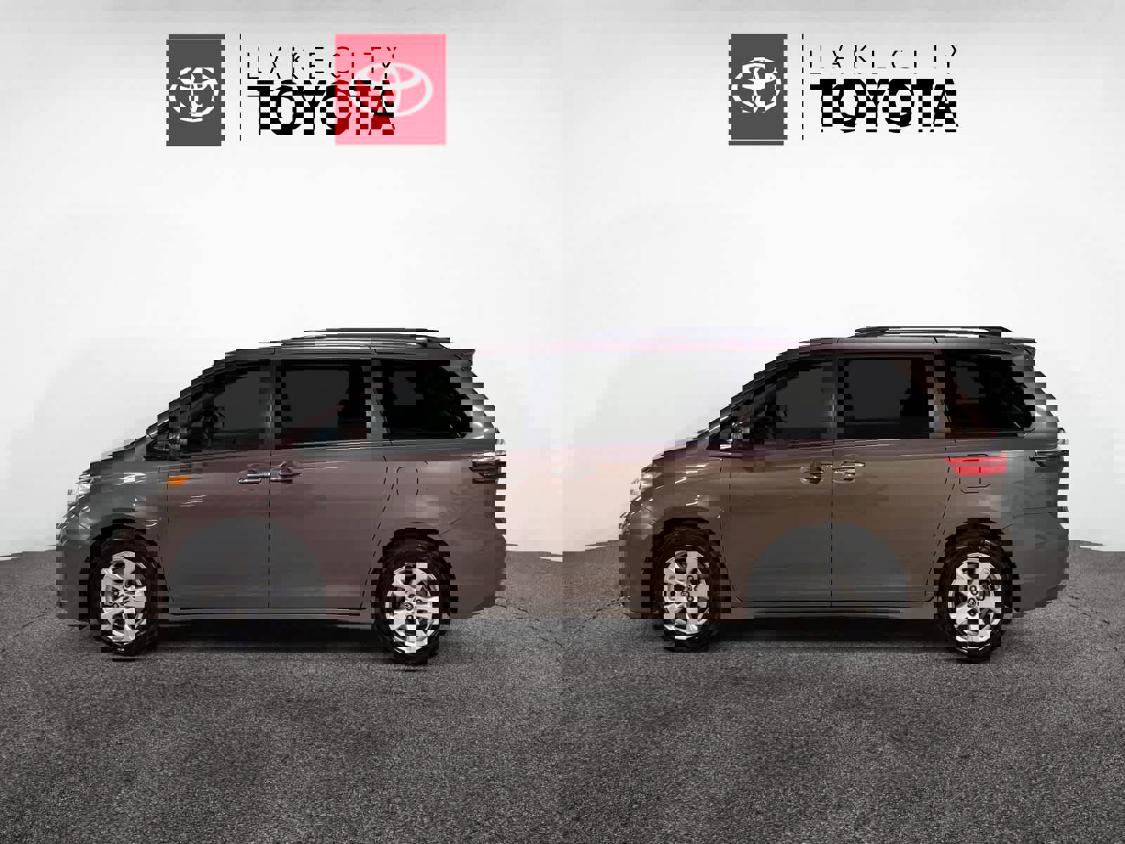 Used 2019 Toyota Sienna LE w/ LE Preferred Package image 2