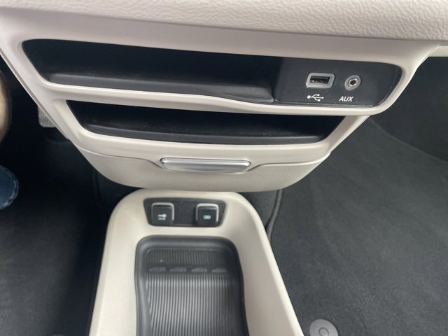 Used 2017 Chrysler Pacifica Touring-L image 27