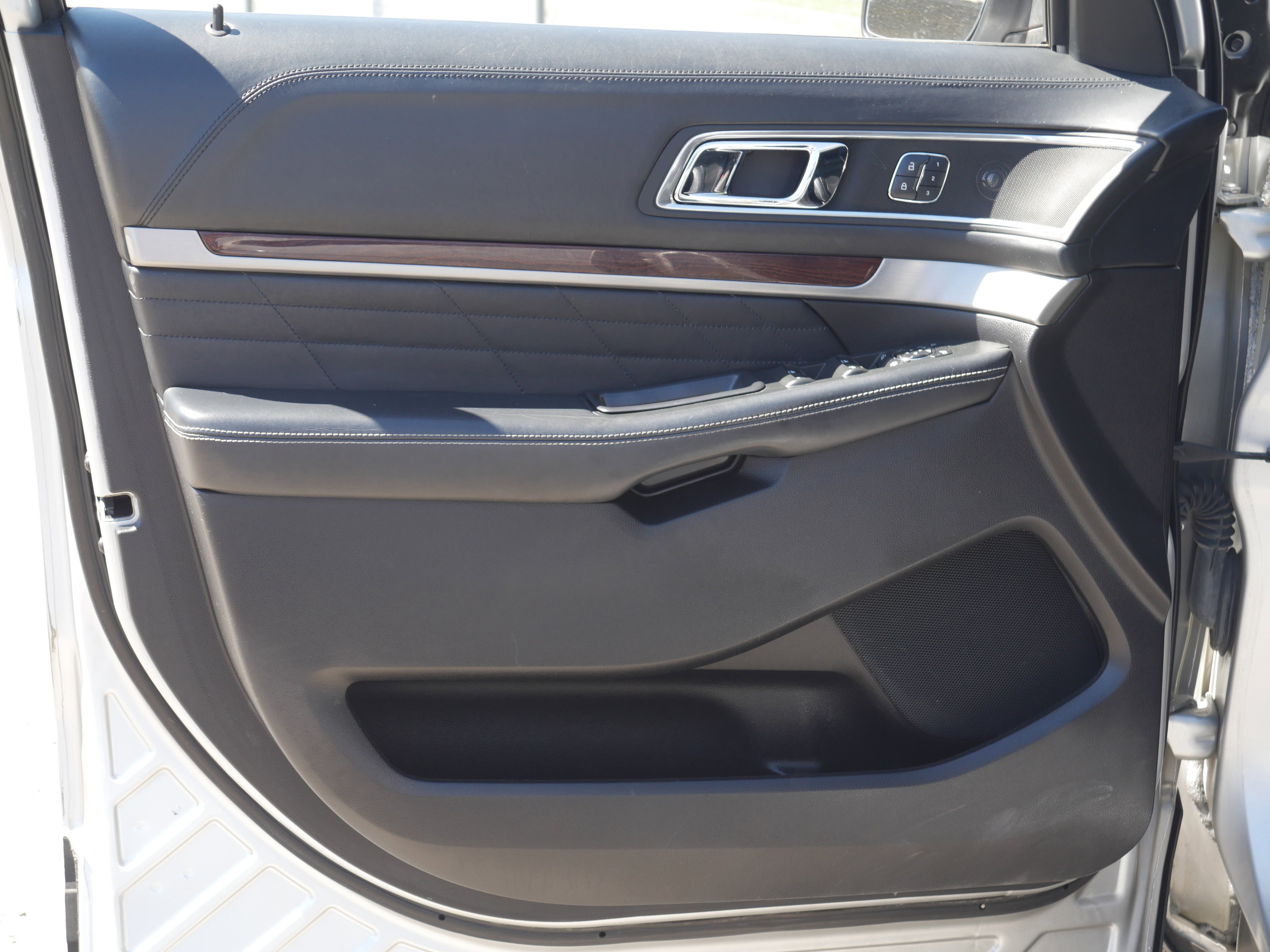 Used 2017 Ford Explorer Platinum AWD/4WD image 37