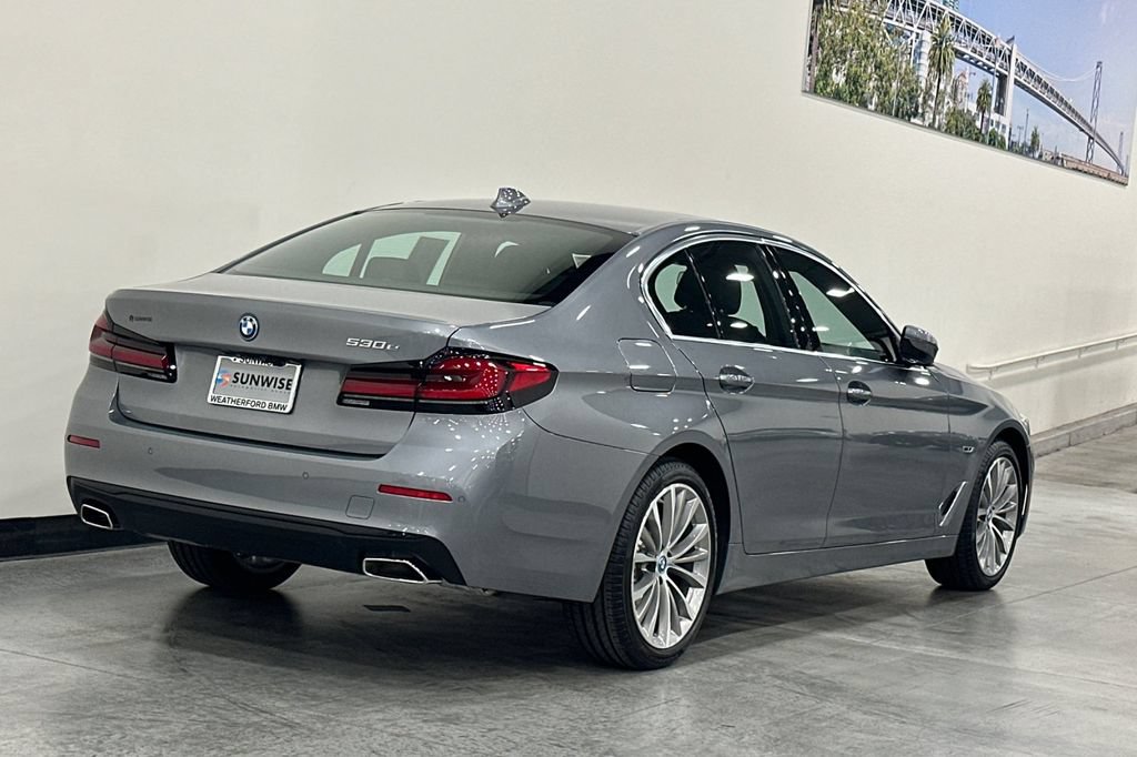 Used 2023 BMW 530e w/ Convenience Package RWD image 4