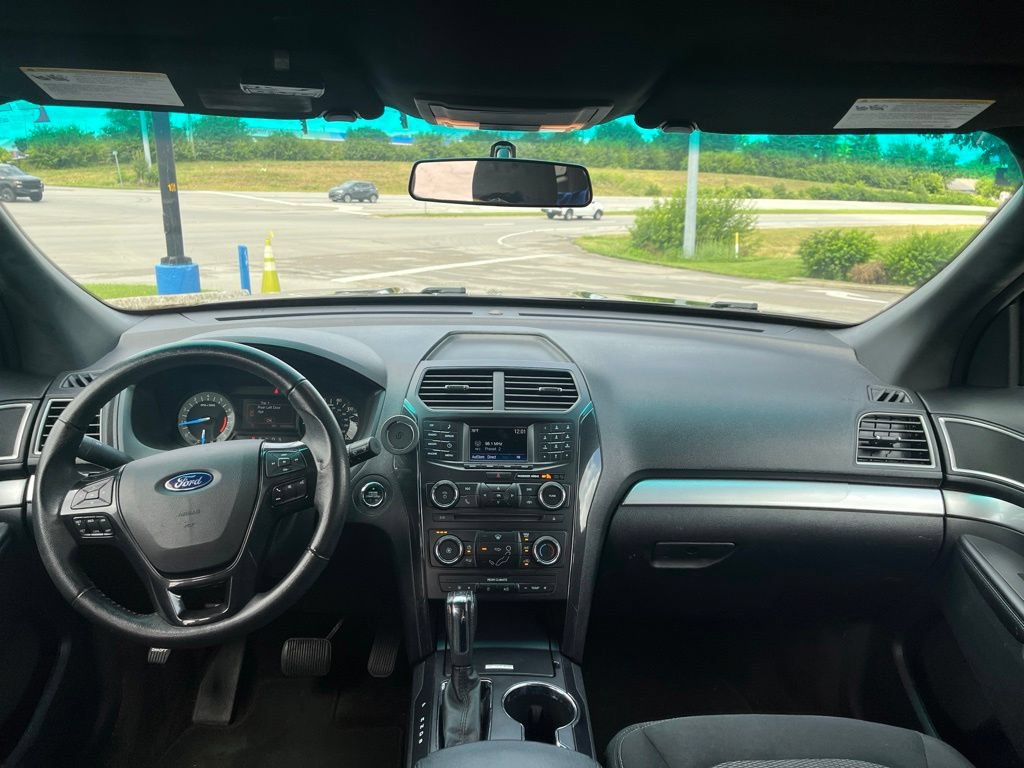 Used 2017 Ford Explorer XLT FWD image 5