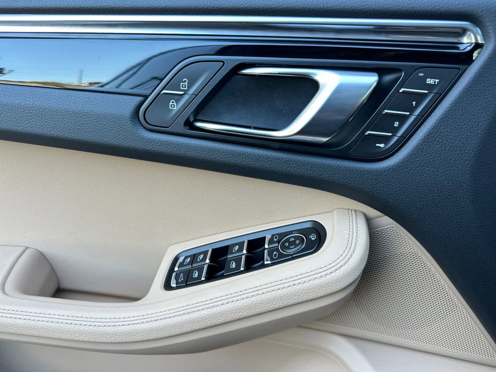 Certified 2025 Porsche Macan AWD/4WD image 12