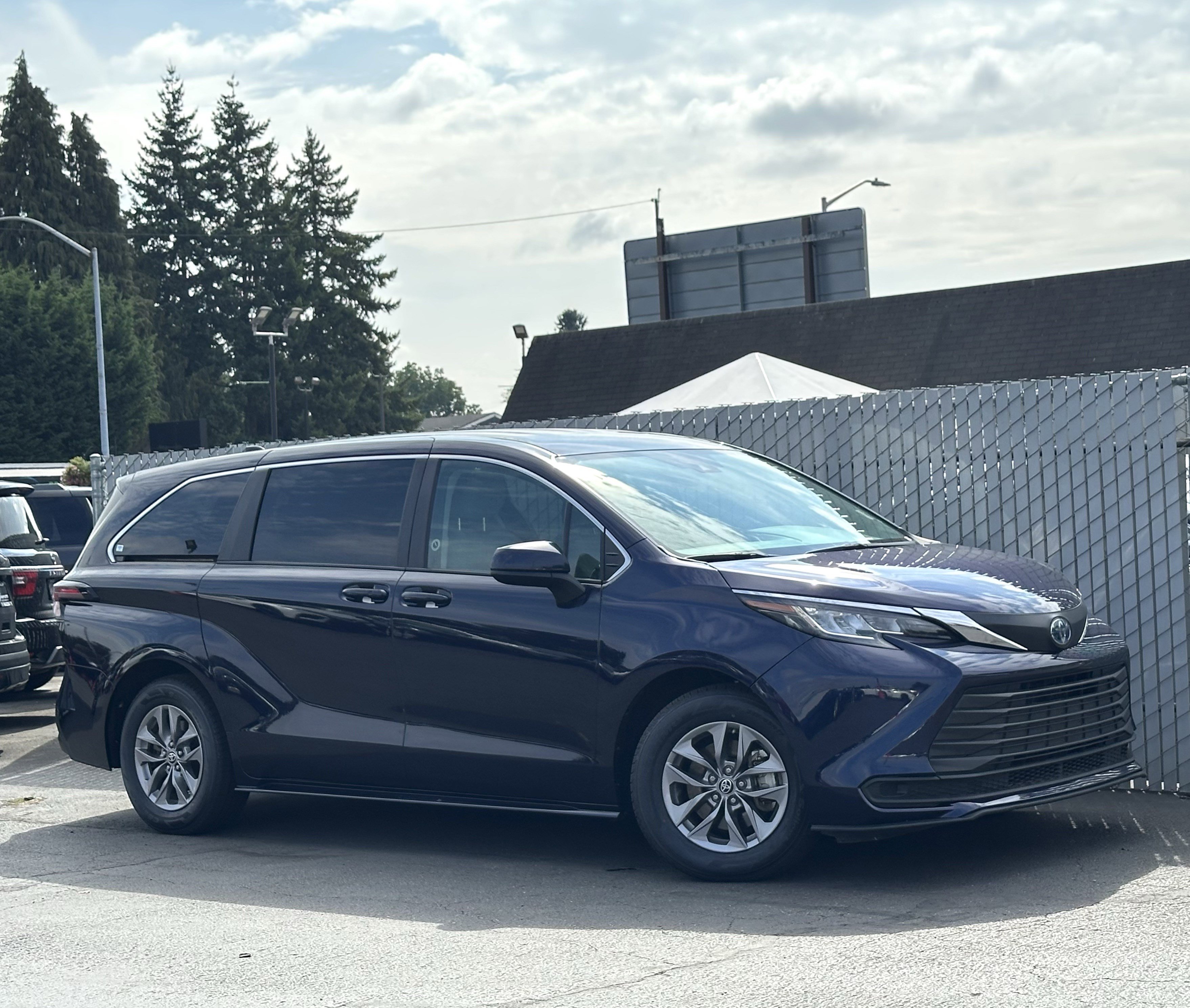 Used 2023 Toyota Sienna LE image 2