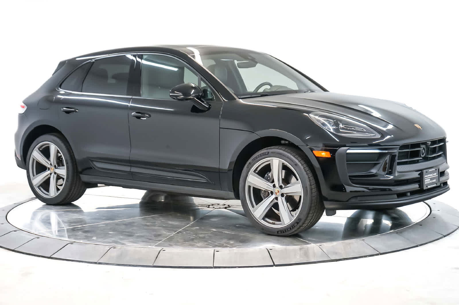 Certified 2025 Porsche Macan AWD/4WD image 7
