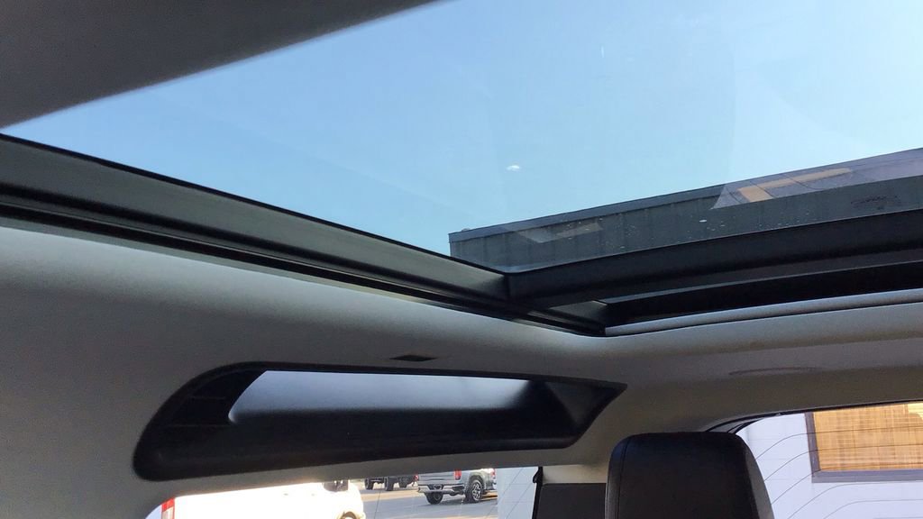 Used 2023 Land Rover Defender 90 SE image 32