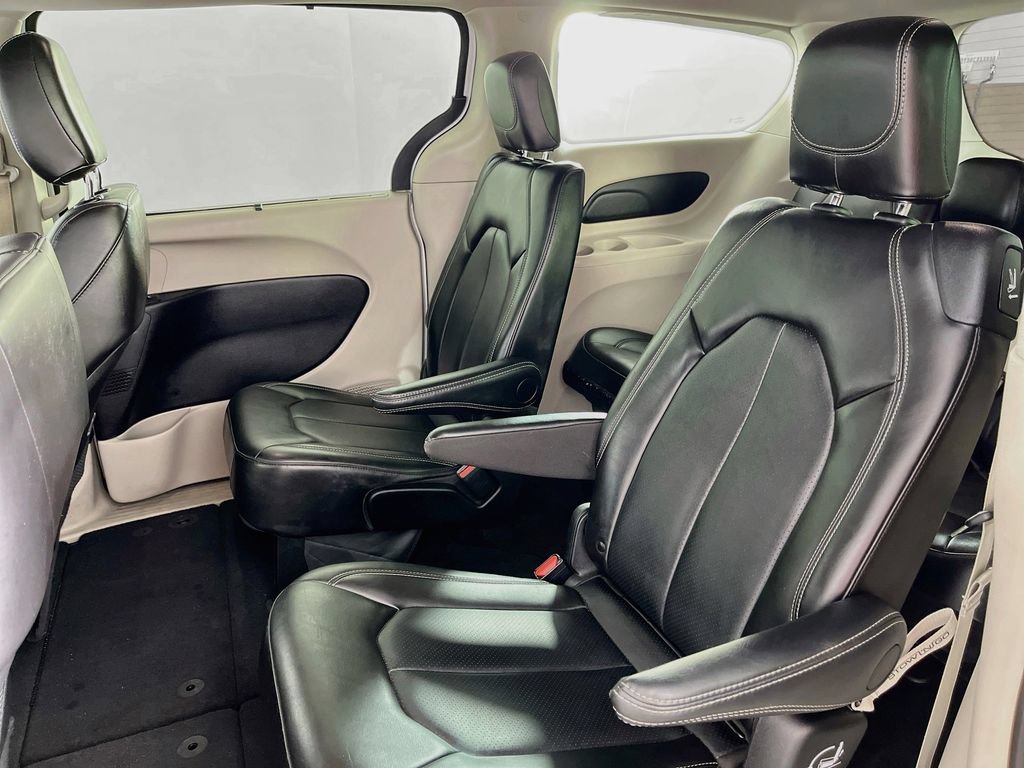 Used 2024 Chrysler Pacifica Touring-L FWD image 30