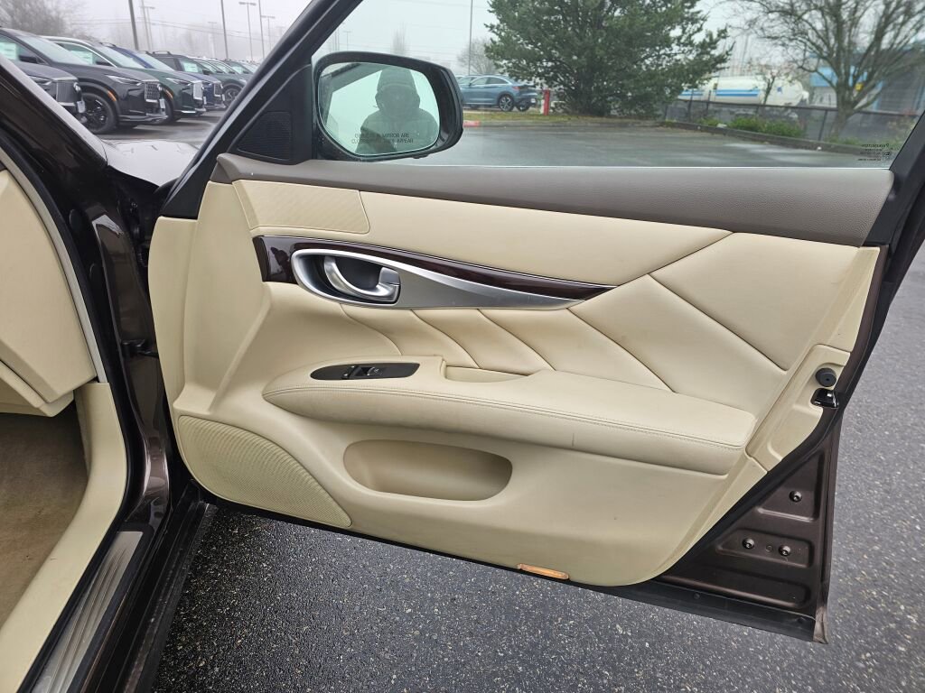 Used 2018 INFINITI Q70 Luxe image 10