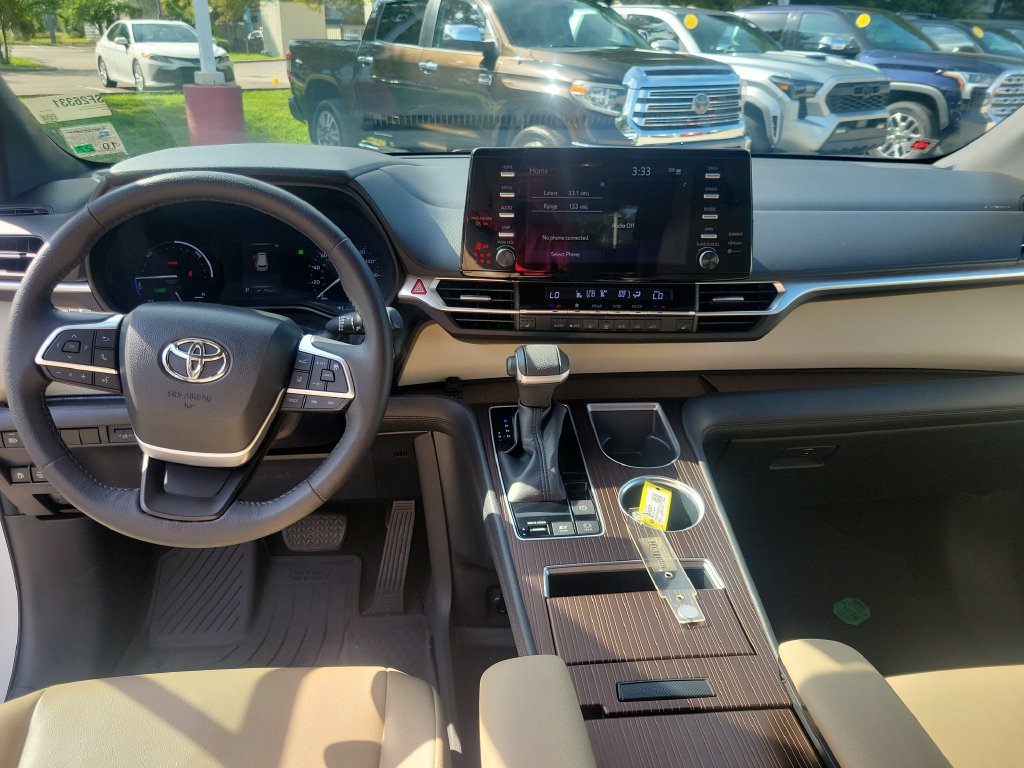 Used 2022 Toyota Sienna XLE FWD image 18