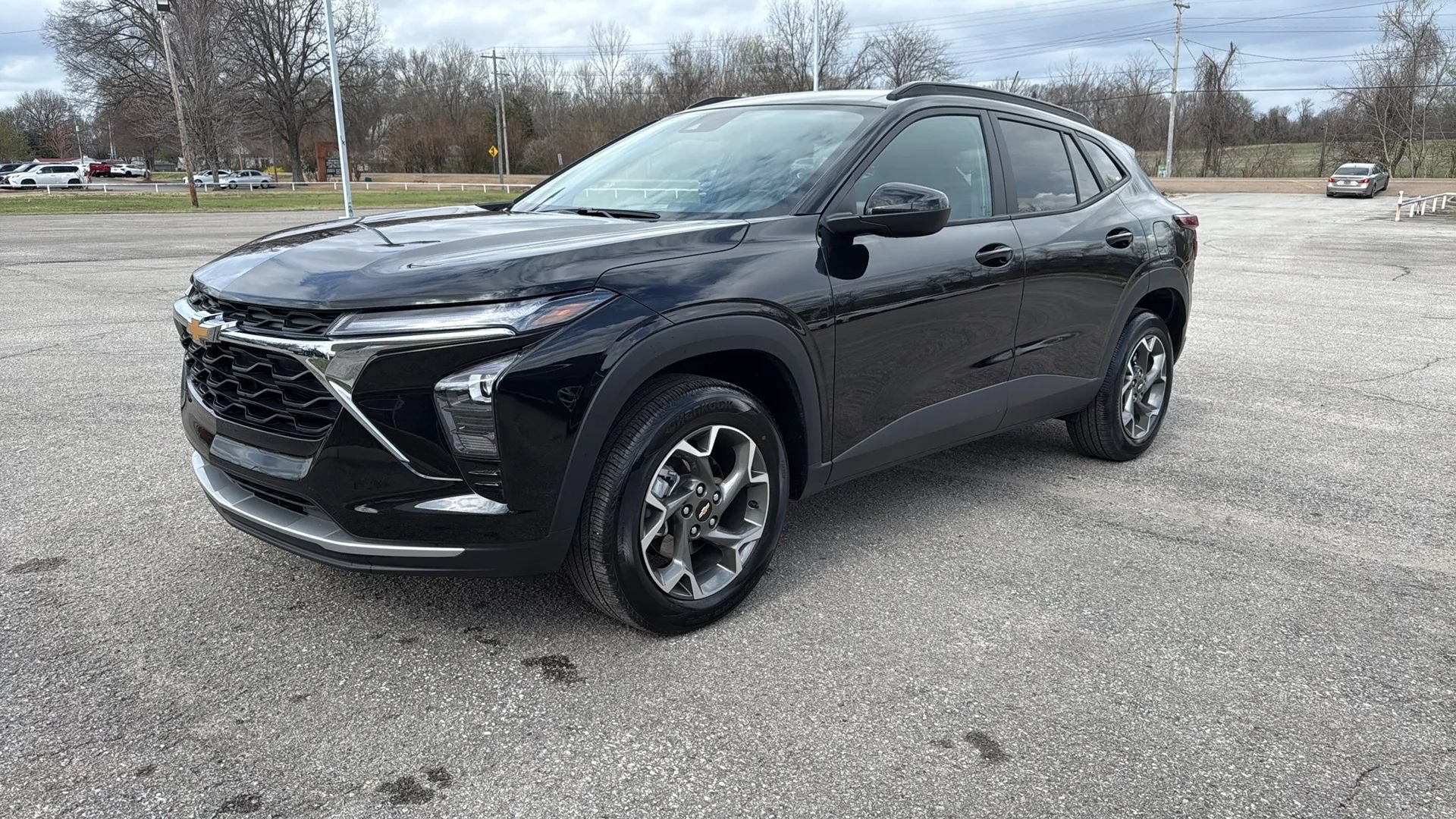 Used 2025 Chevrolet Trax LT FWD image 1