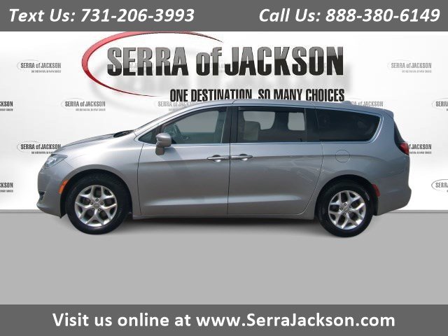 Used 2020 Chrysler Pacifica Touring w/ Tire & Wheel Group FWD image 1