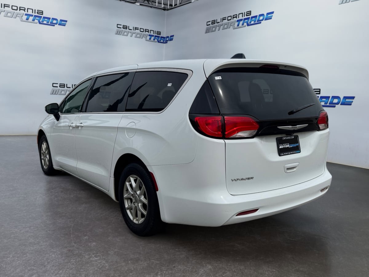 Used 2022 Chrysler Voyager LX FWD image 7