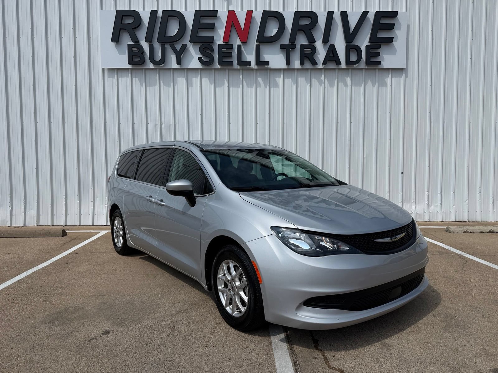Used 2023 Chrysler Voyager LX FWD image 9