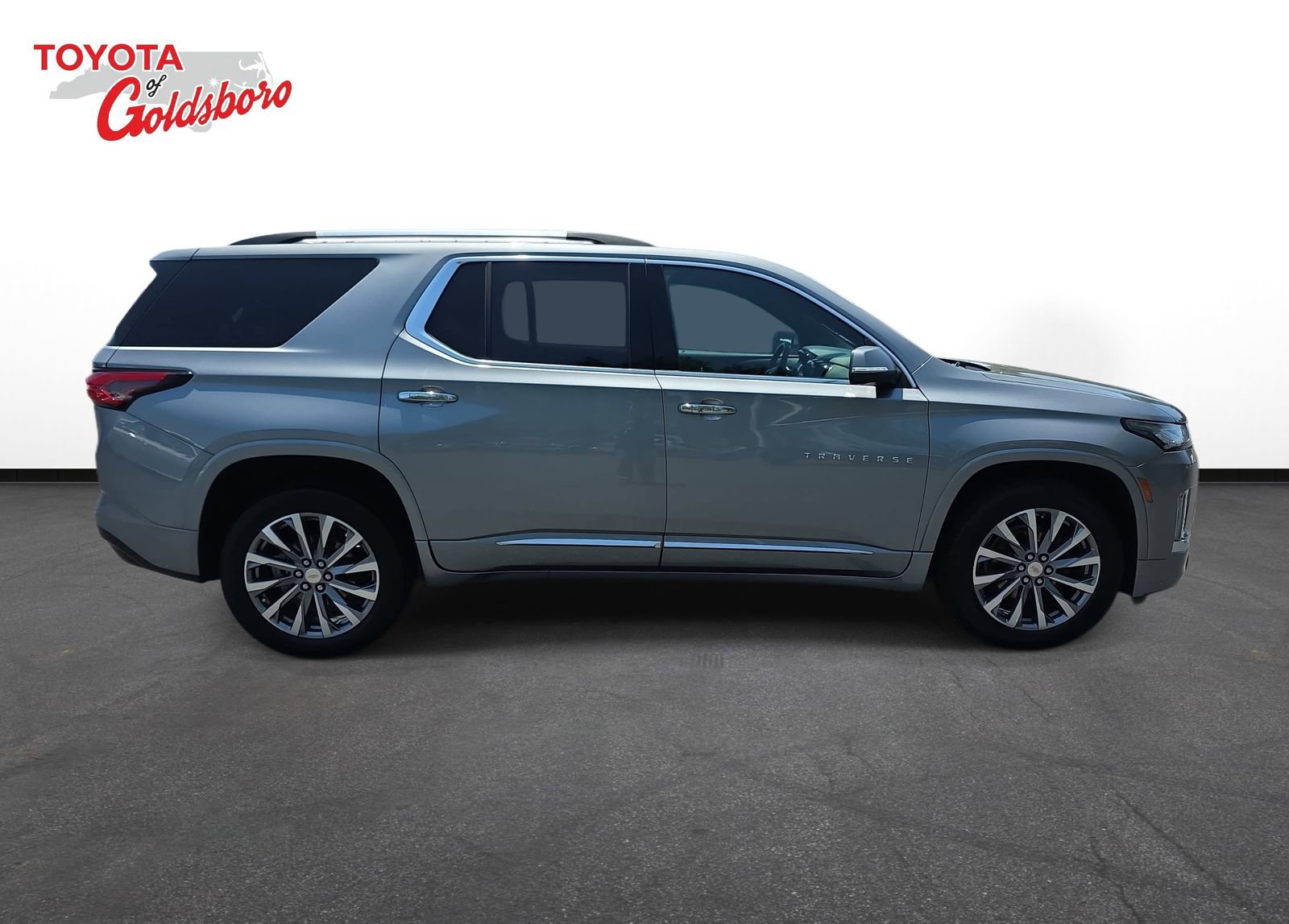 Used 2023 Chevrolet Traverse Premier FWD image 4