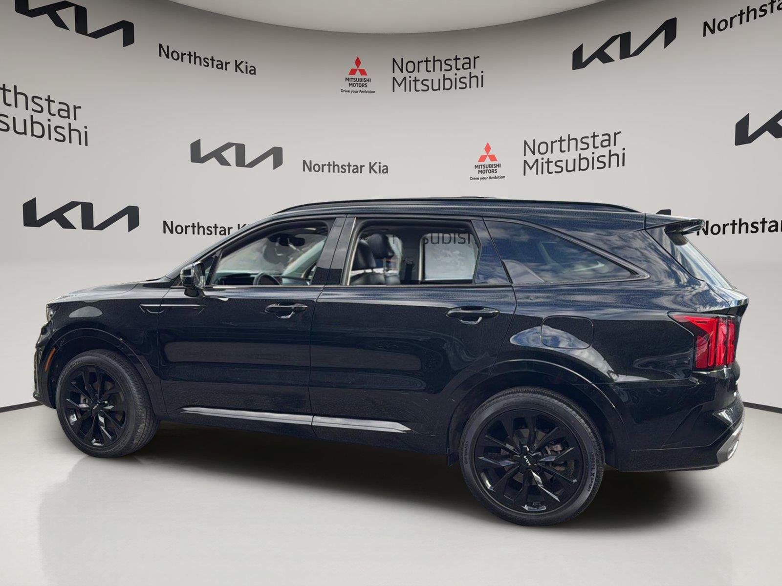 Used 2023 Kia Sorento SX AWD/4WD image 2