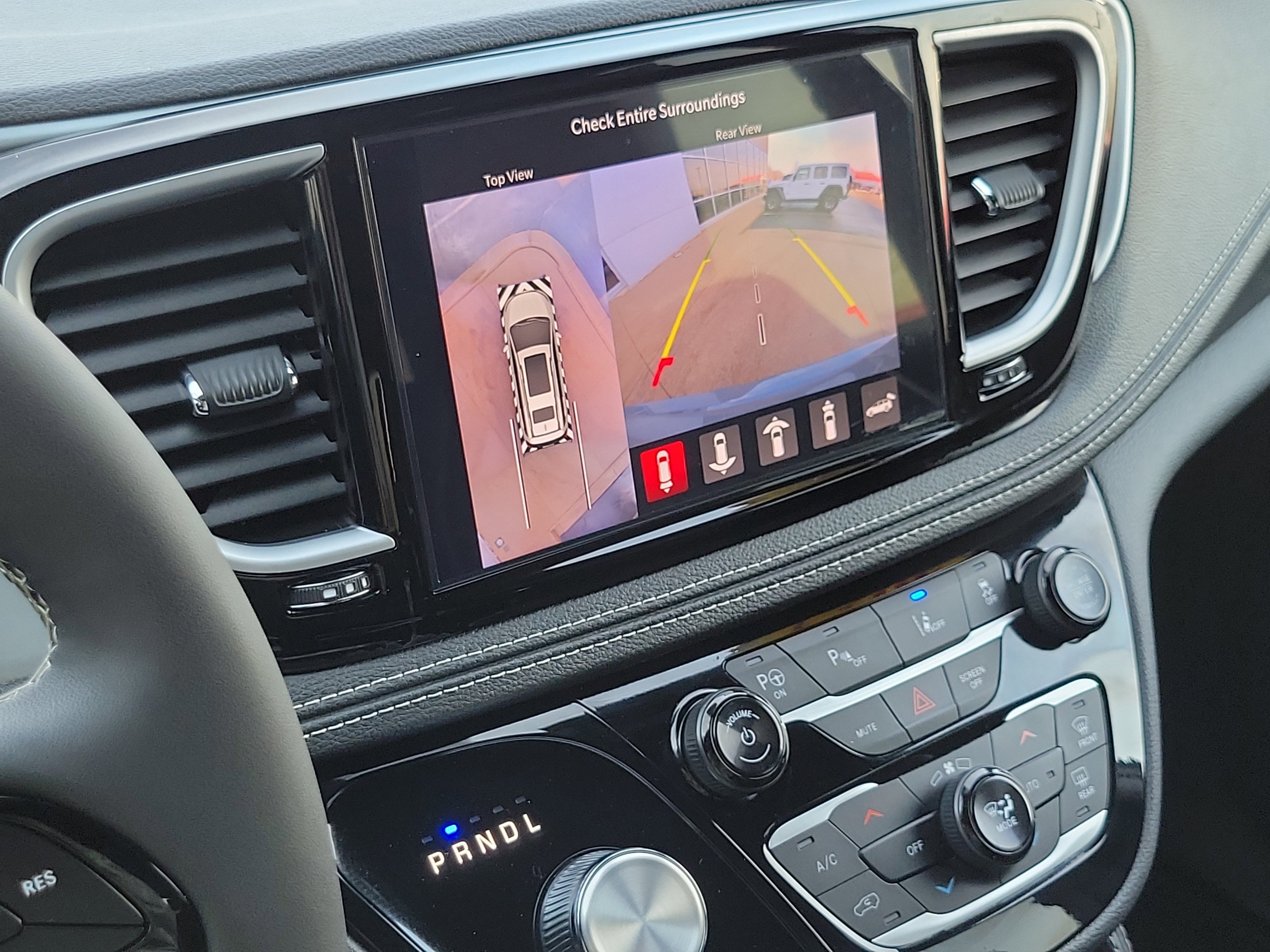 Used 2025 Chrysler Pacifica Premium image 15