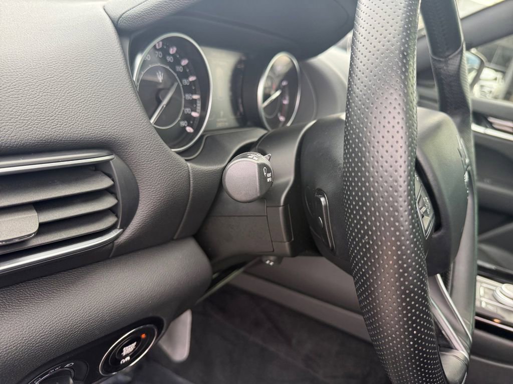 Used 2021 Maserati Levante image 14