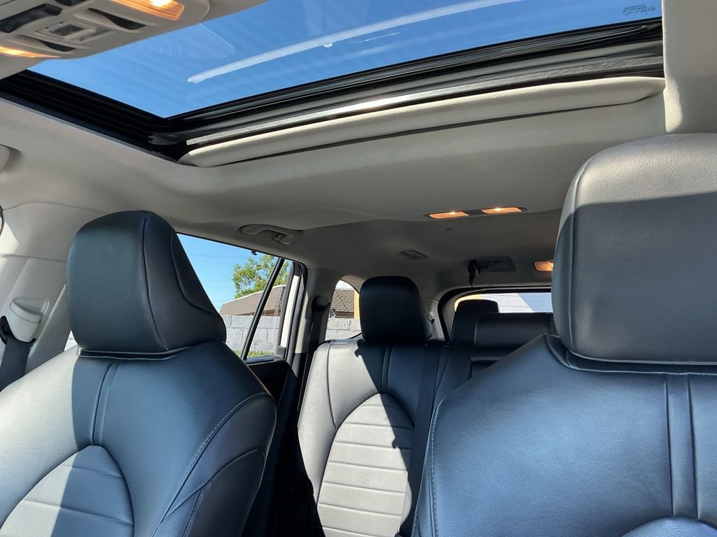 Used 2022 Toyota Highlander XLE AWD/4WD image 15