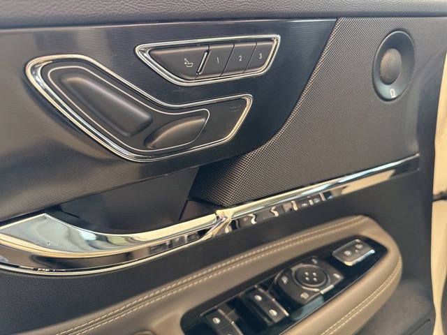 Used 2025 Lincoln Corsair Reserve w/ Equipment Group 202A image 15