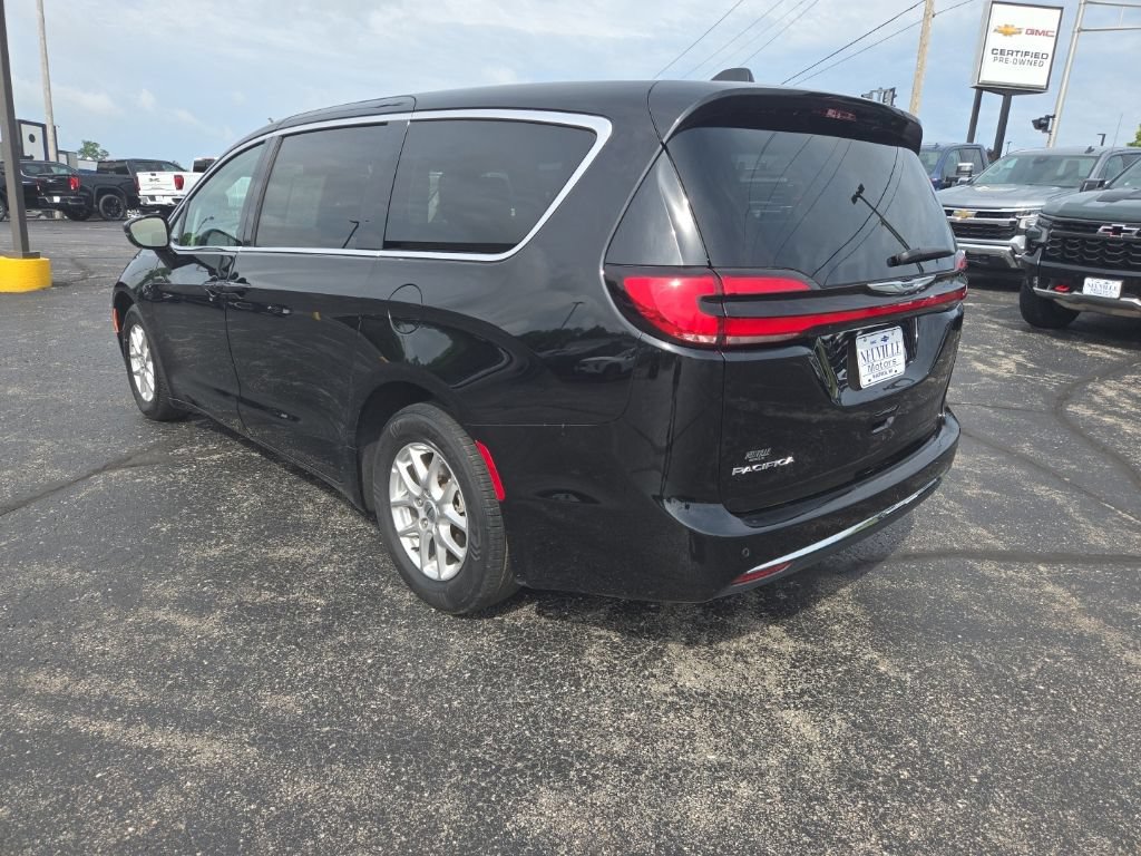 Used 2024 Chrysler Pacifica Touring-L FWD image 6