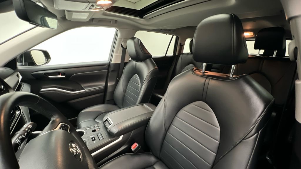Used 2023 Toyota Highlander XLE image 9
