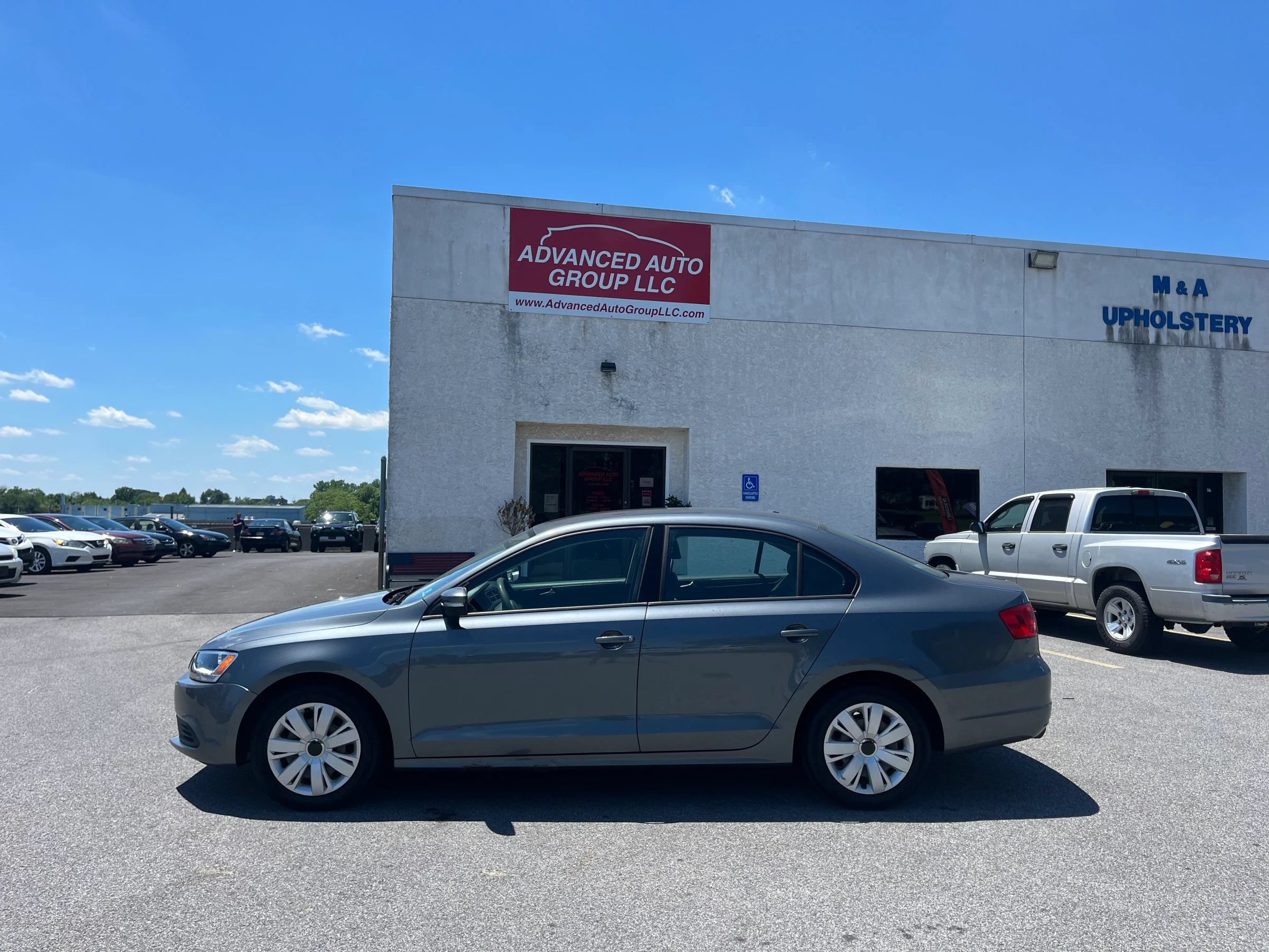 Used 2011 Volkswagen Jetta SE FWD image 2