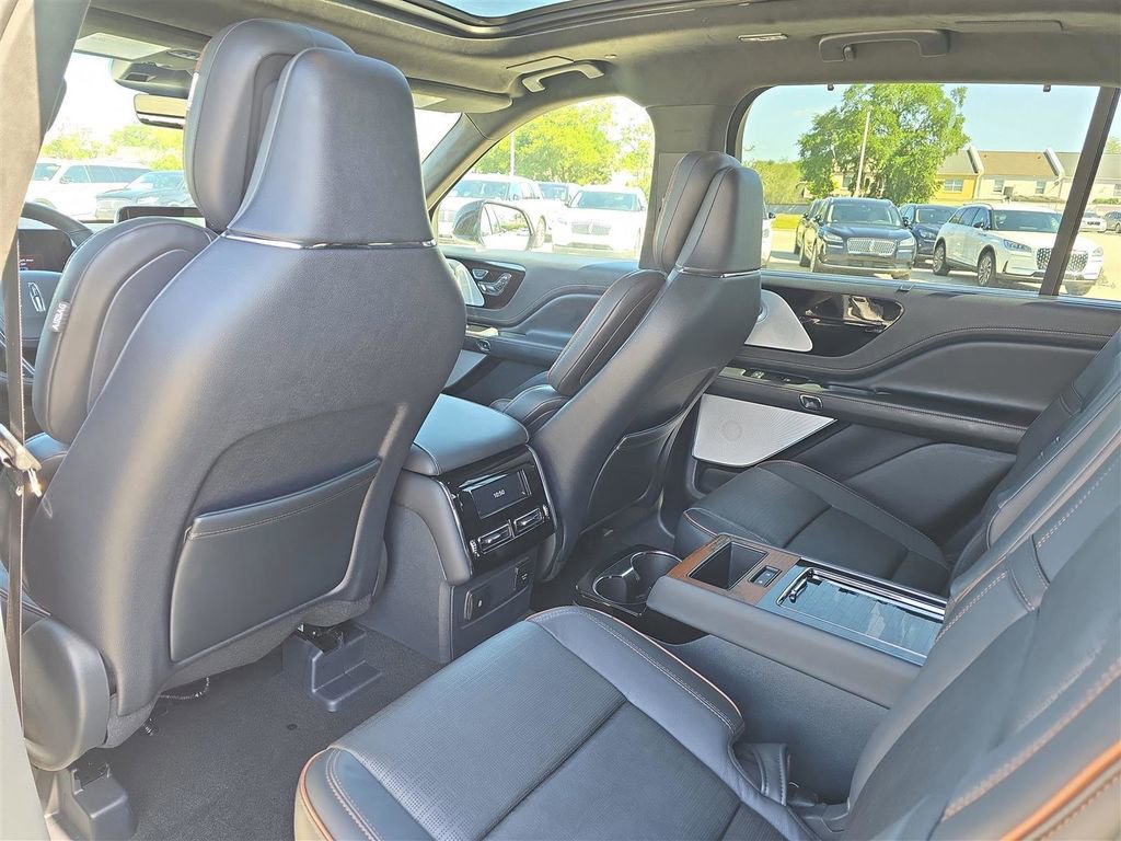 Used 2025 Lincoln Aviator Black Label AWD/4WD image 13