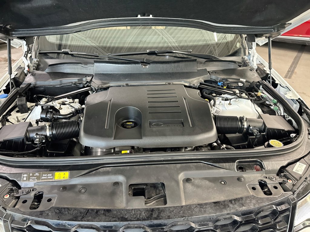 Used 2025 Land Rover Discovery Dynamic SE AWD/4WD image 36