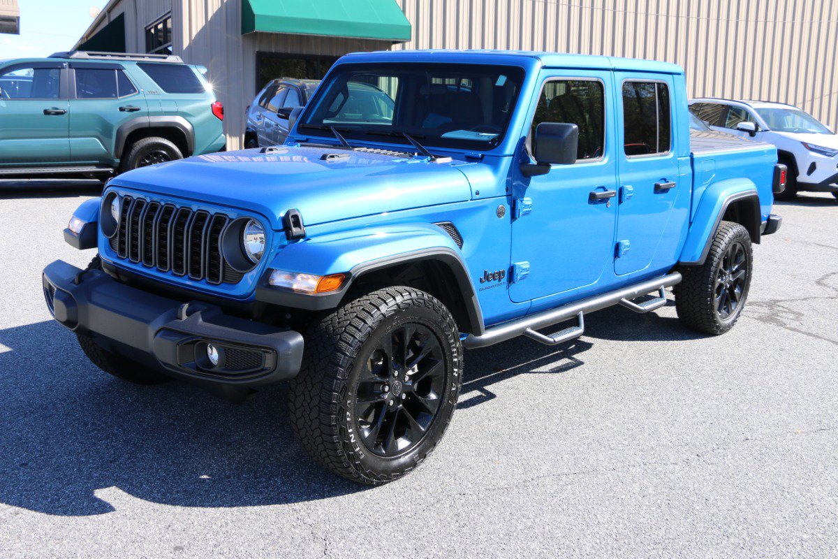 Used 2025 Jeep Gladiator Sport image 1