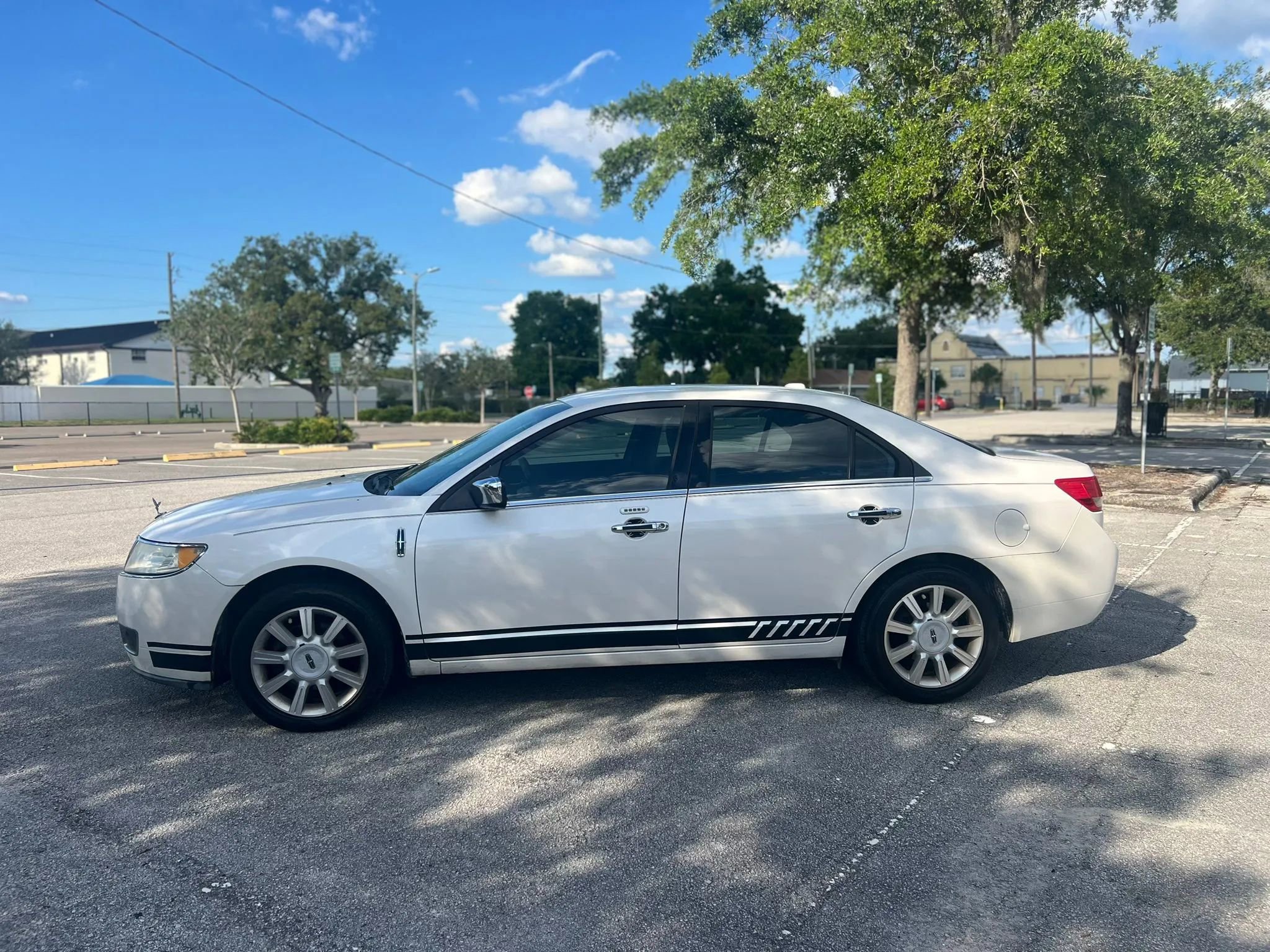 Used 2010 Lincoln MKZ FWD image 3
