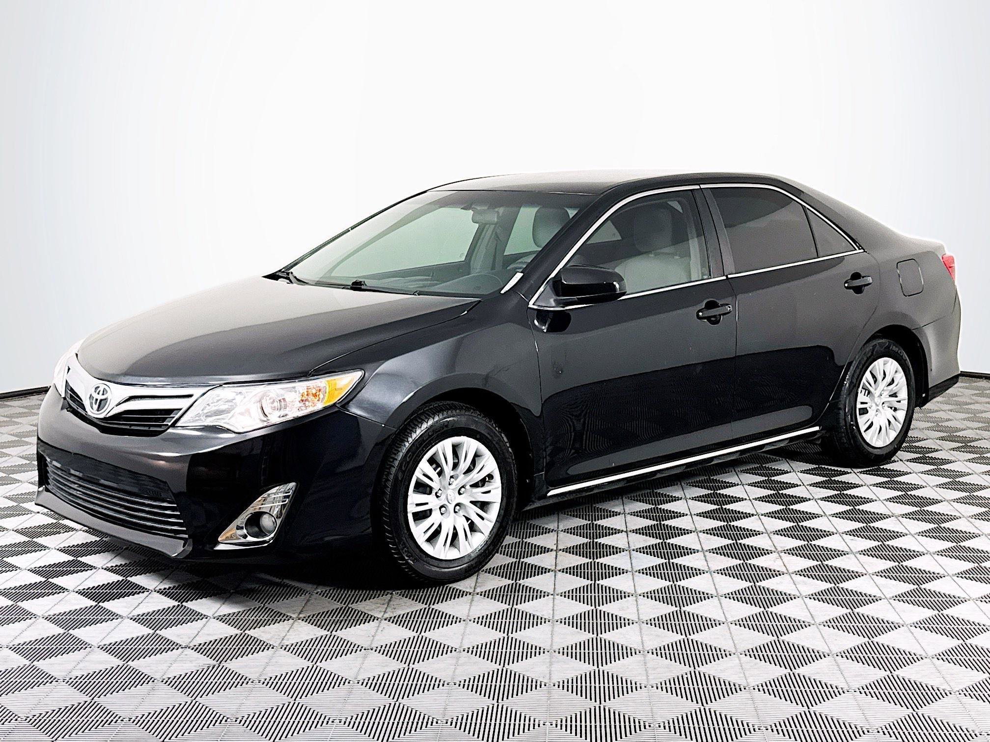 Used 2014 Toyota Camry SE image 4