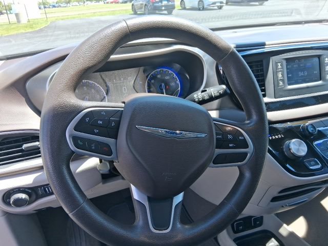 Used 2017 Chrysler Pacifica Touring FWD image 15