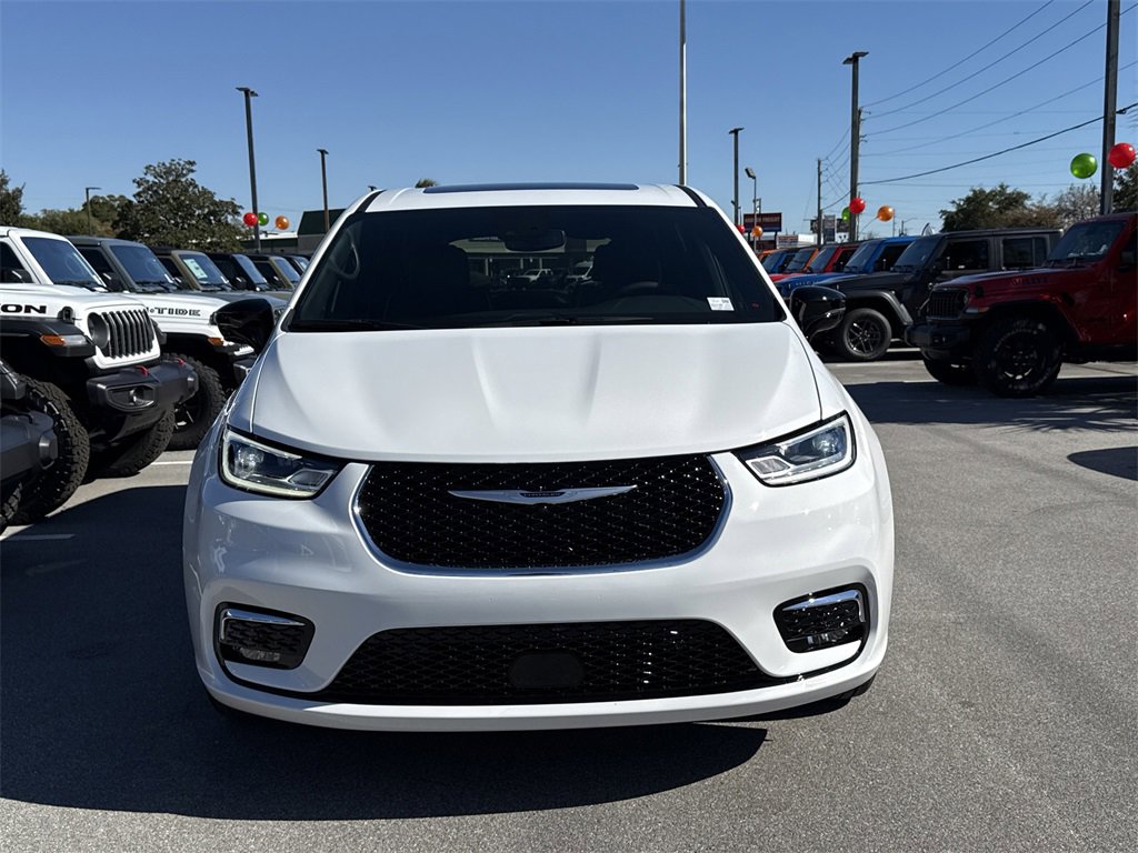 New 2026 Chrysler Pacifica Limited image 10