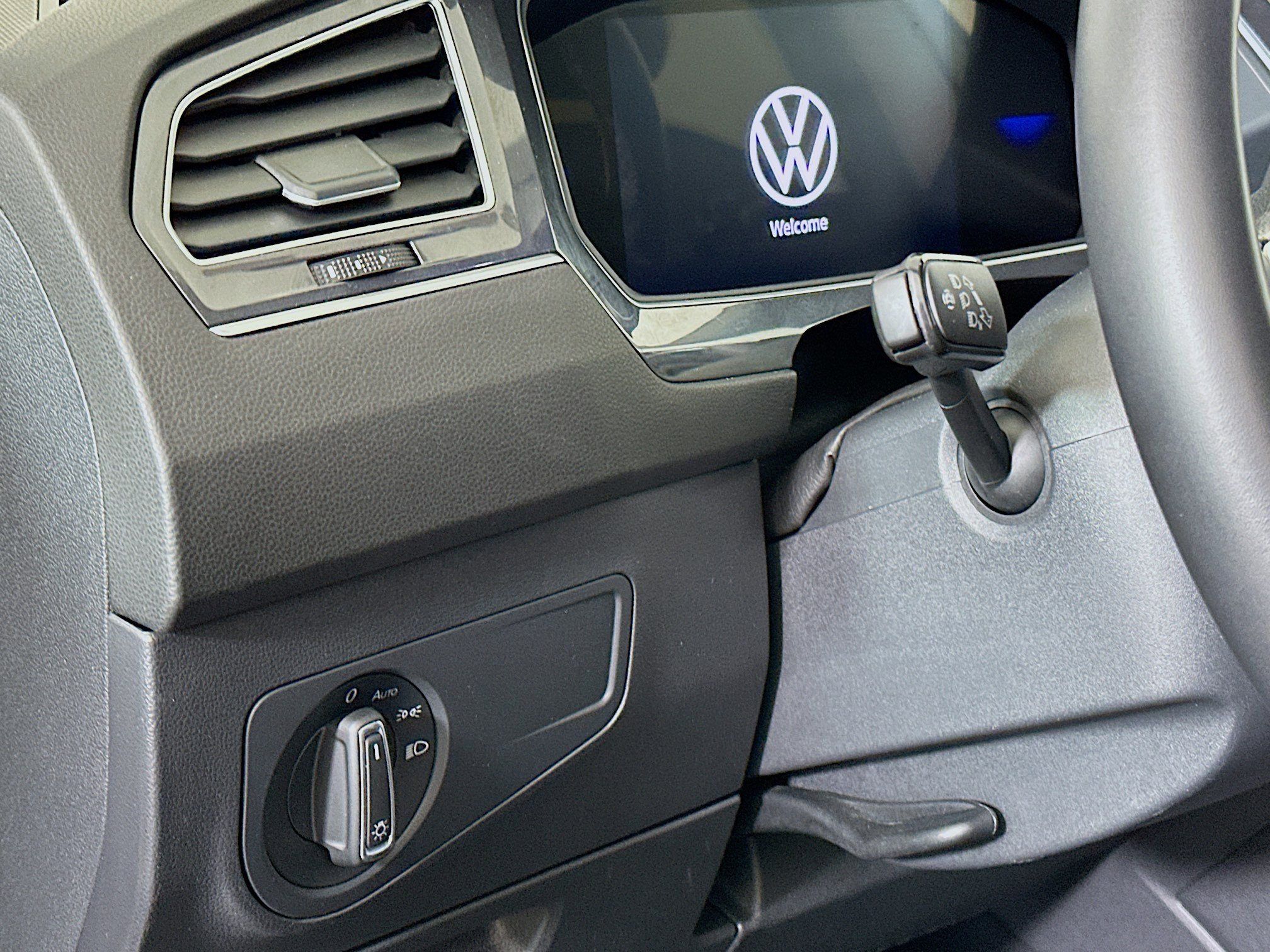 Used 2024 Volkswagen Tiguan SE image 17