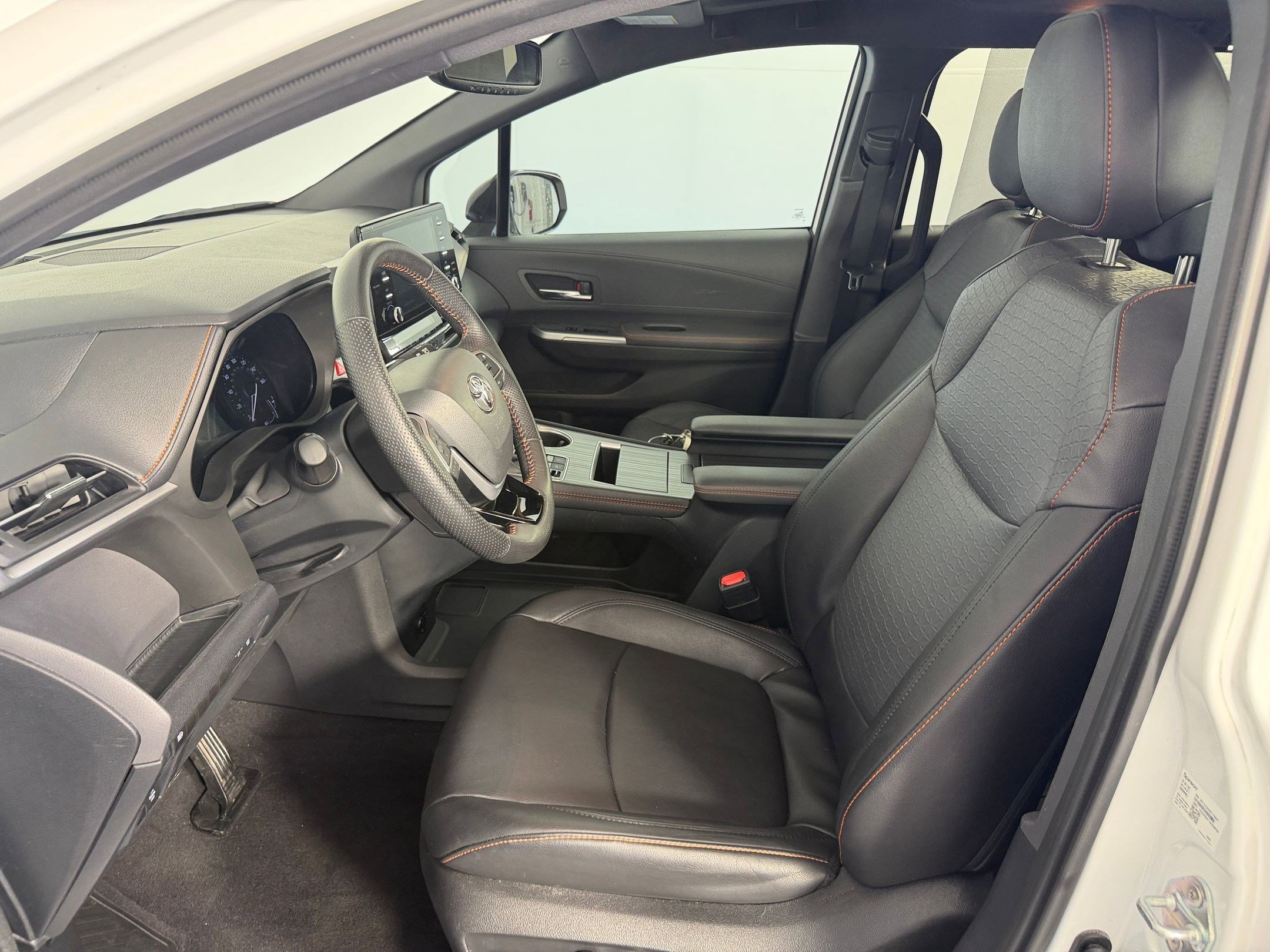 Used 2023 Toyota Sienna XSE AWD/4WD image 5