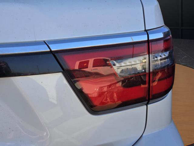 Used 2022 Nissan Armada SV w/ SV Appearance Package image 8