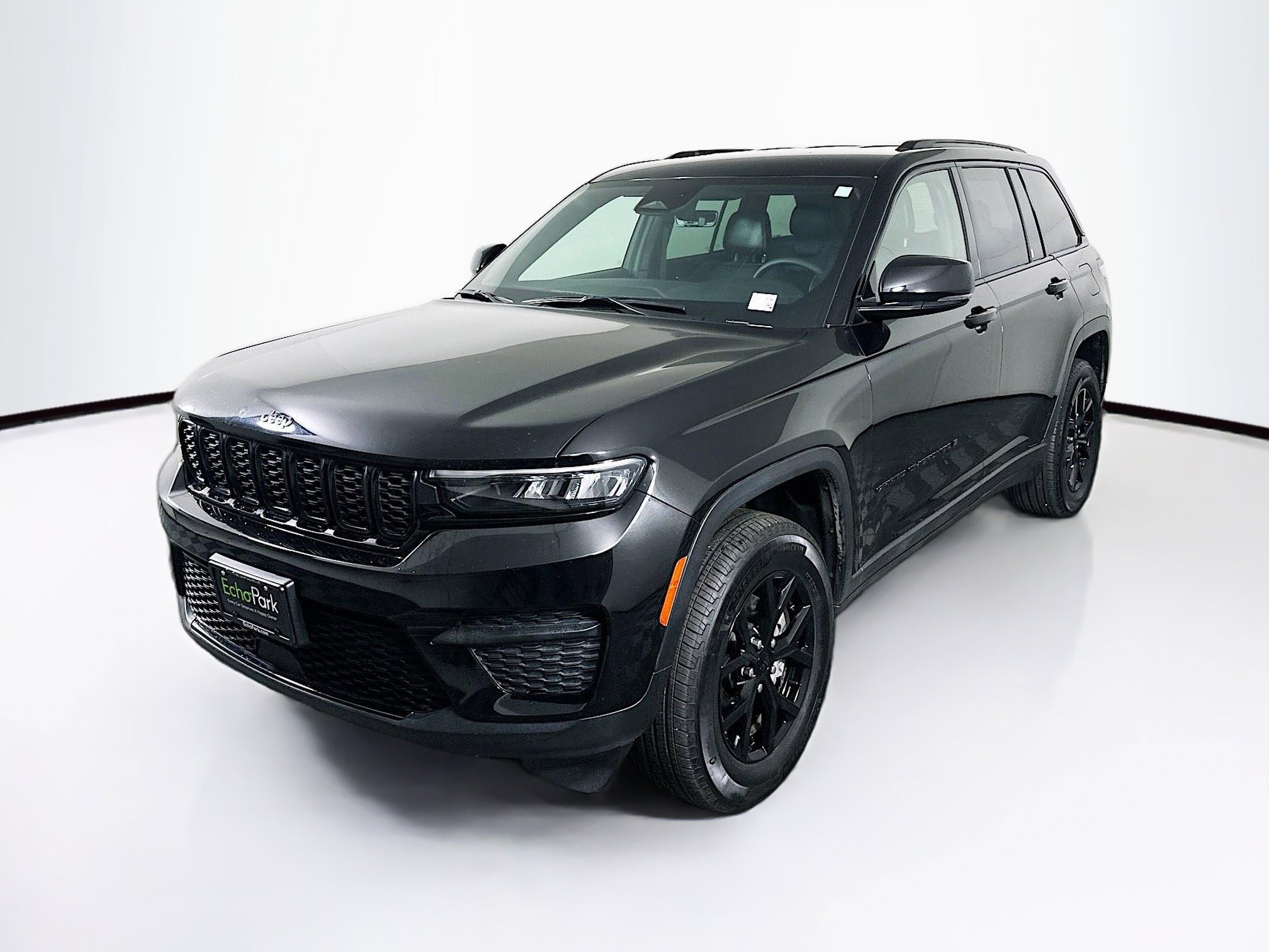Used 2025 Jeep Grand Cherokee Altitude image 3
