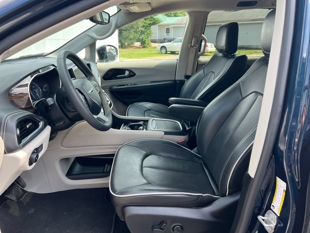 Used 2024 Chrysler Pacifica Limited FWD image 4