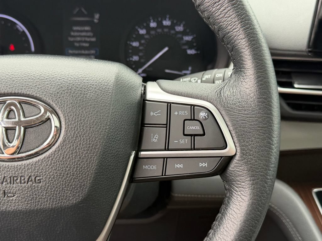 Used 2024 Toyota Sienna XLE AWD/4WD image 33