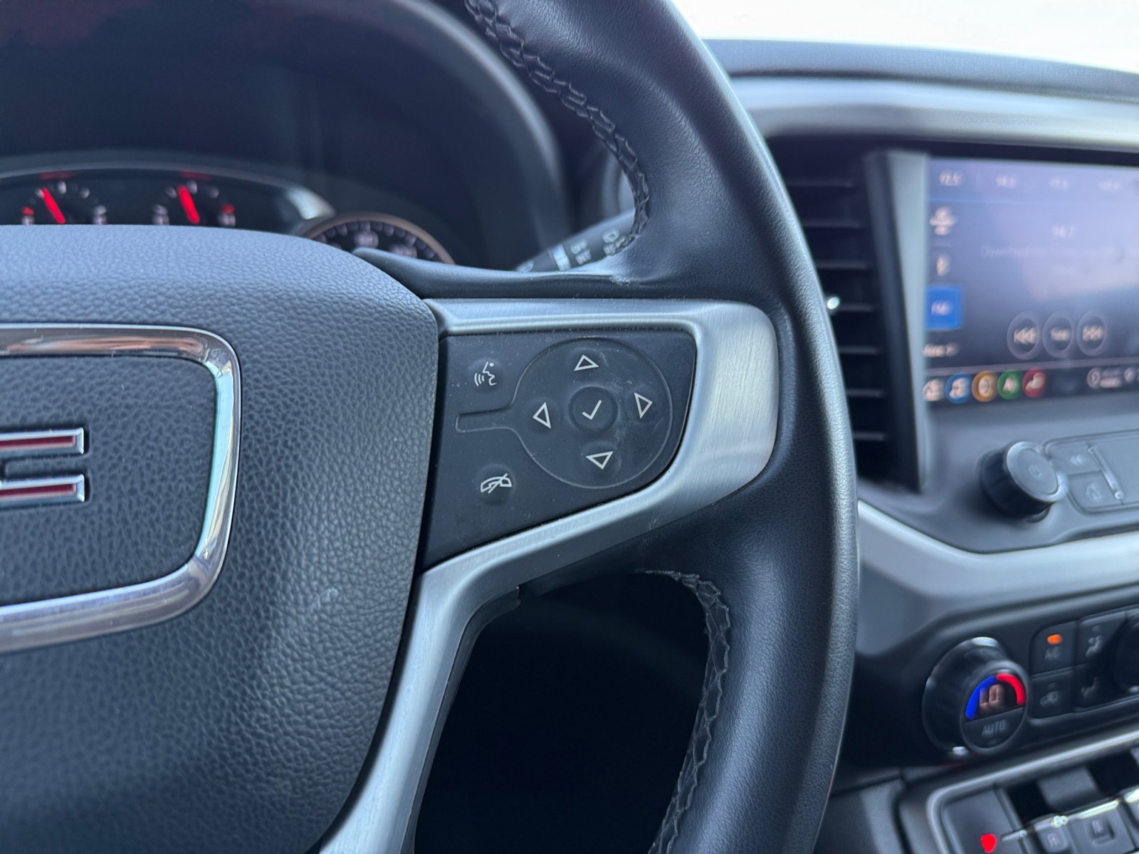 Used 2023 GMC Acadia SLT image 18